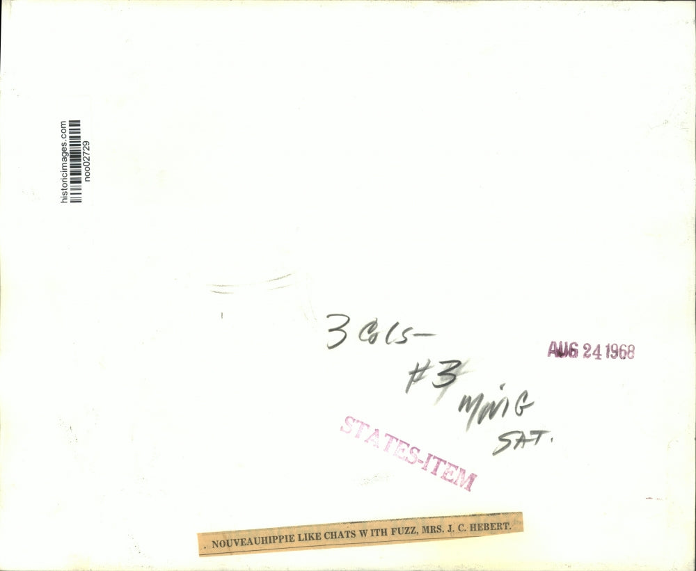 1968 Press Photo Nouveau Hippie Chats with Police Woman Mrs. J.C. Hebert