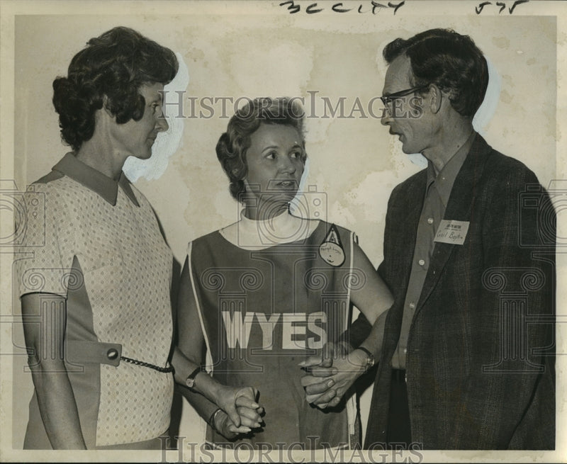 Load image into Gallery viewer, 1971 Press Photo Mr. and Mrs. Cecil Boykin offered high bid for WYES Dream House
