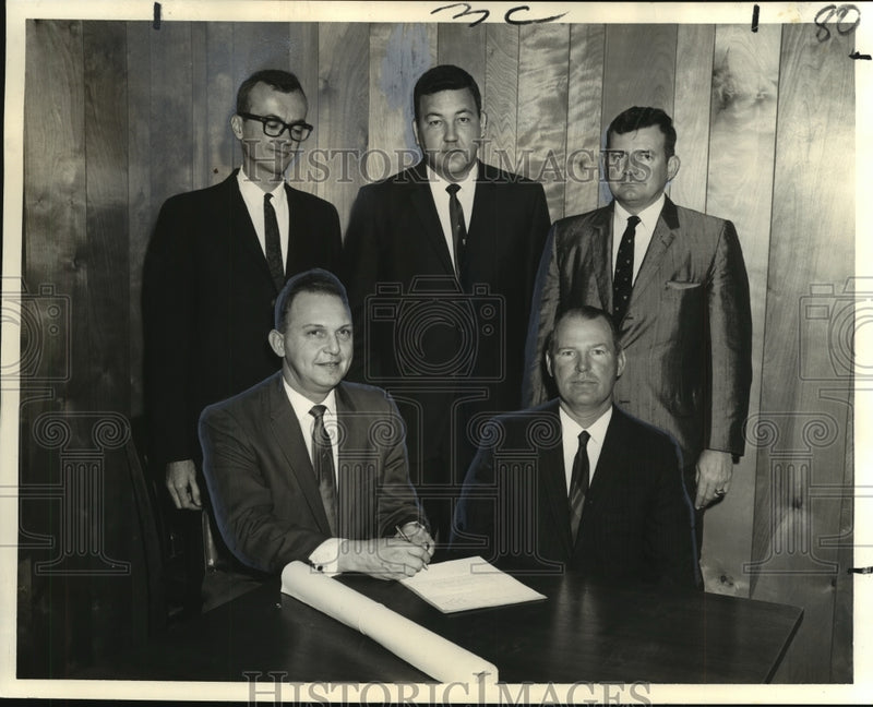 Load image into Gallery viewer, 1967 Press Photo Contract signing for Merchants Bank building in Waveland
