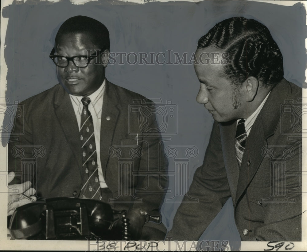 1972 Press Photo Sierra Leone&#39;s Thomas Bindi and Frank Alameda, learning sports- Historic Images