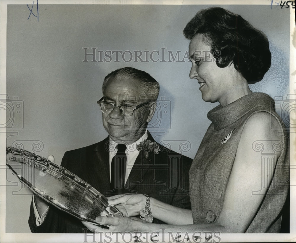 1967 Press Photo Mrs. Doris Wild presents silver tray for Dr. Maurice Campagna- Historic Images