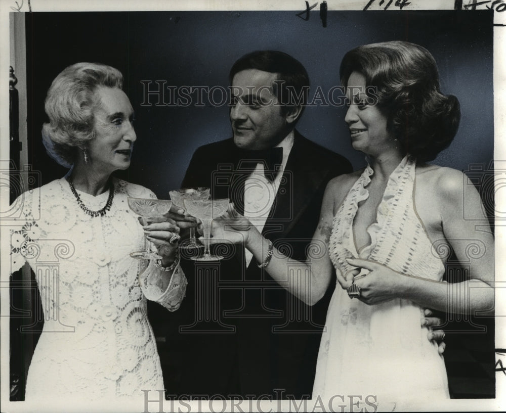 1975 Press Photo Benefit honoree Muriel Francis and Mr. &amp; Mrs. Canizara&#39;s toast- Historic Images