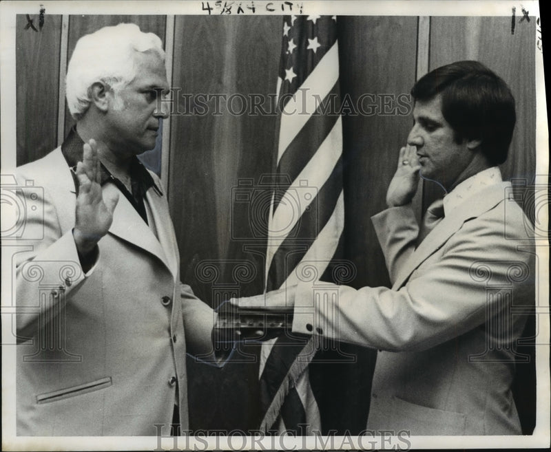 Load image into Gallery viewer, 1976 Press Photo Nicholas Baroni Kenner councilman sworn in by Justice Calogero
