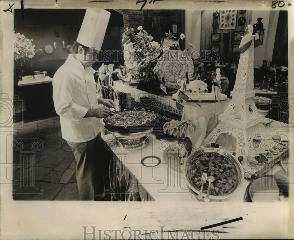 1973 Press Photo Luis Caner prepares paella for the buffet at Royal Orleans