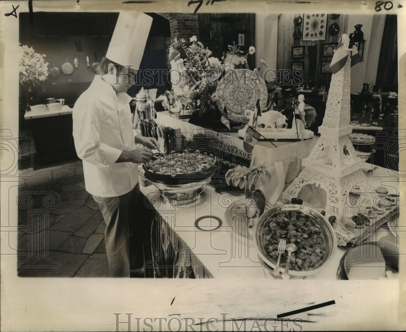 Load image into Gallery viewer, 1973 Press Photo Luis Caner prepares paella for the buffet at Royal Orleans
