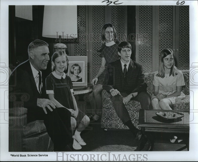 Load image into Gallery viewer, 1968 Press Photo W.C. "Bill" Canfield, fiance Martha Chaffee &amp; her children
