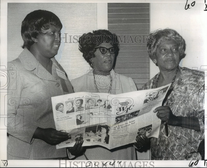 Load image into Gallery viewer, 1971 Press Photo Jefferson women reviewing WAC progress in Orleans Parish

