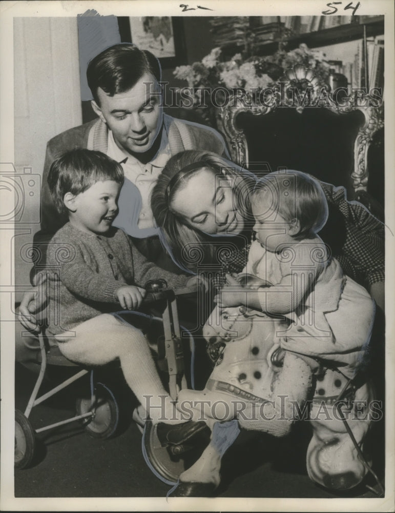 1959 Press Photo Actress Leslie Caron with children Jennifer &amp; Christopher- Historic Images