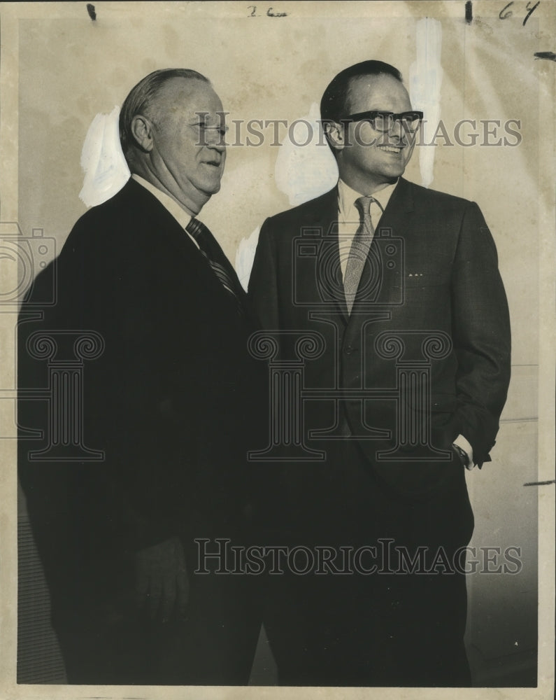 1970 Press Photo Henry Zac Carter of Avondale Shipyards confers with Lamar Hunt- Historic Images