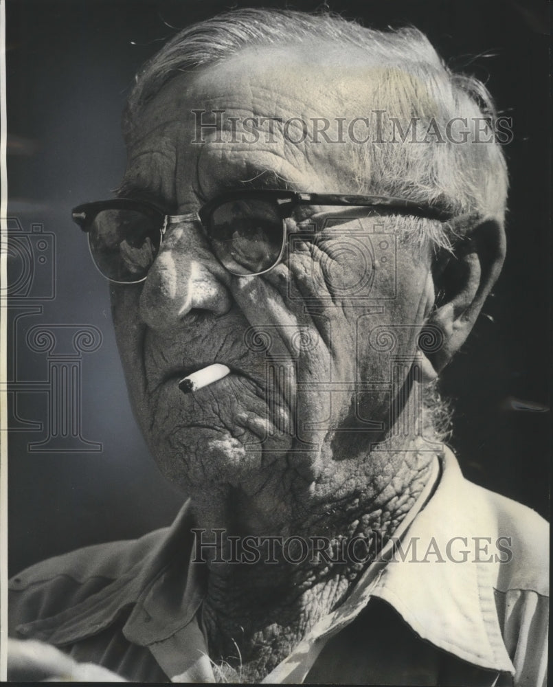 1976 Press Photo Papa Joe (&#39;le papa du lac&#39;) in Catahoula, Louisiana smoking- Historic Images