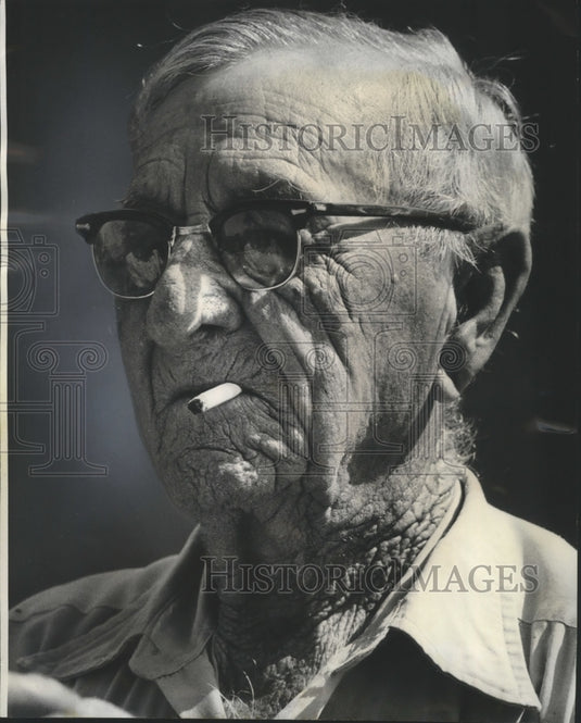 1976 Press Photo Papa Joe ('le papa du lac') in Catahoula, Louisiana smoking- Historic Images