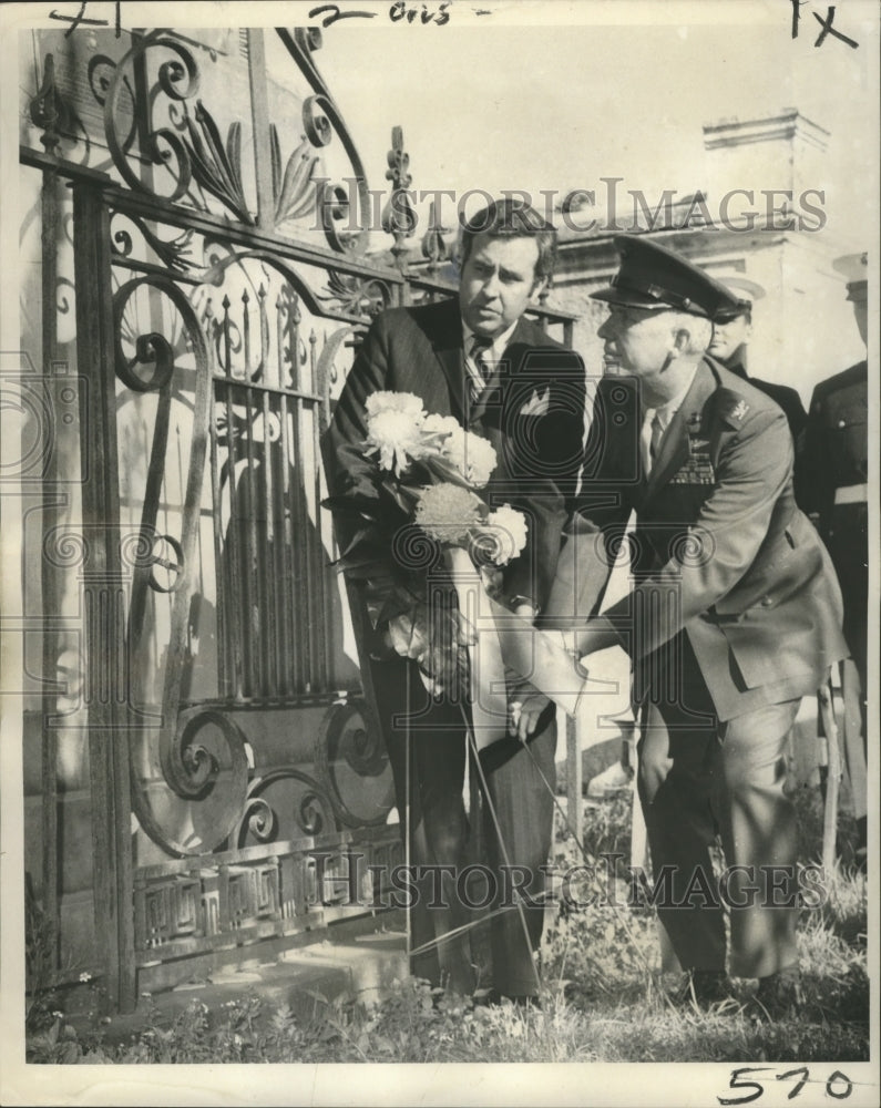 1972 Press Photo Wilfred D. Denis Junior, Colonel William L. Beach at Memorial- Historic Images