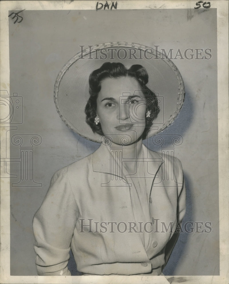 Load image into Gallery viewer, 1958 Press Photo Mrs. Roy Cappell, President Metairie Garden Guild - noo03016
