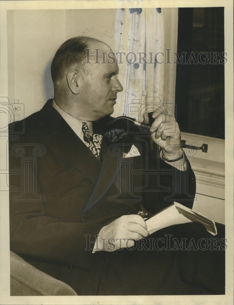1940 Press Photo Everett Rhodes Castle, Famous Author, at Home Smoking