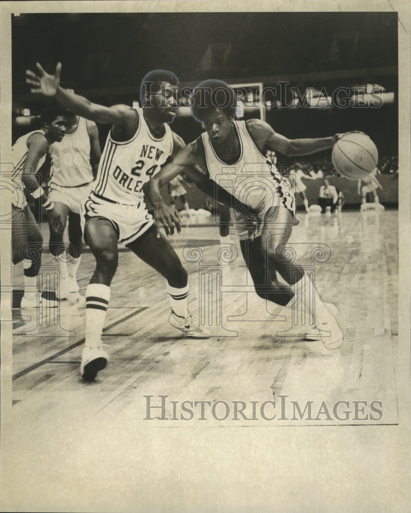 1976 Press Photo Alonzo Canady against Darryl Weston in a basketball game- Historic Images