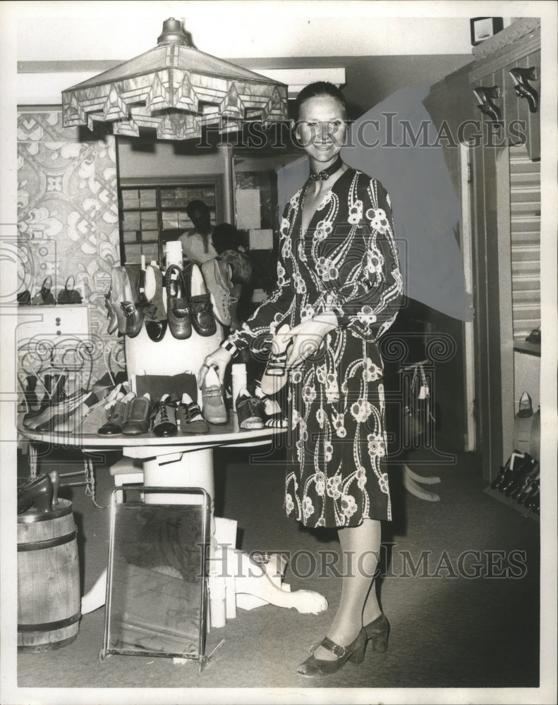 1970 Press Photo Mrs. Ellen Campuzano, fashion director for Latinas in New York- Historic Images