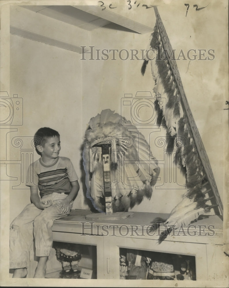 1959 Press Photo Gus Lobuono admires the Indian headdress at the museum