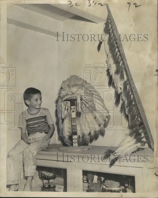1959 Press Photo Gus Lobuono admires the Indian headdress at the museum