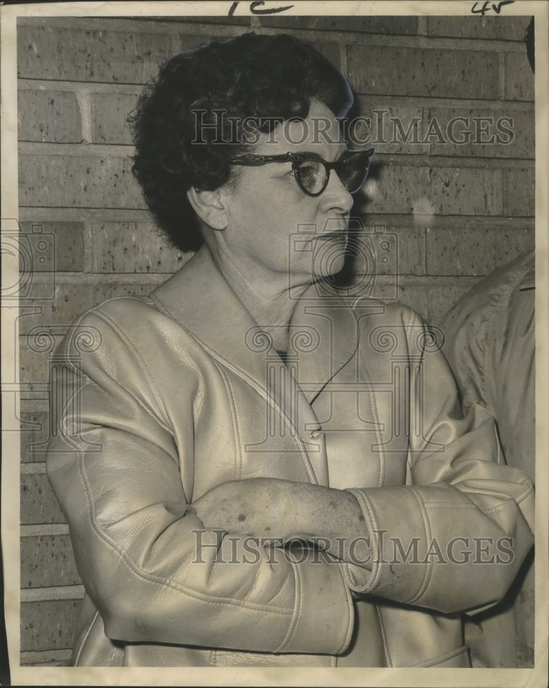 Load image into Gallery viewer, 1961 Press Photo Mrs. Frank Cassard, beaten &amp; robbed in the parking lot of bank
