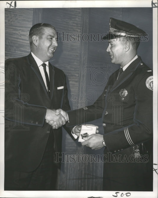 1968 Press Photo Supt. Joseph I. Garrusso honors Capt. Sidney H. Cates III- Historic Images