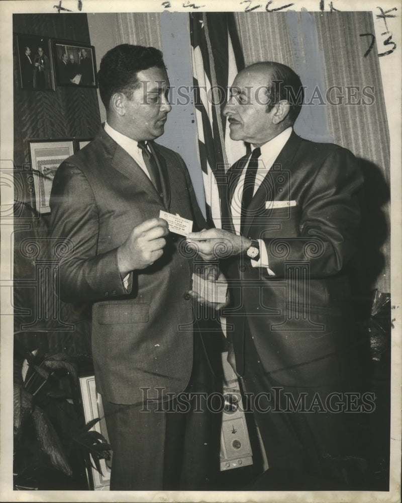 1969 Press Photo Mayor Victor H. Schiro buys first ticket to launch a fund drive