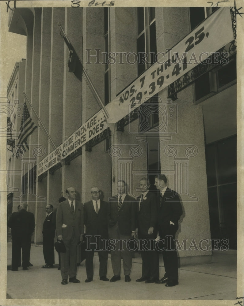 Load image into Gallery viewer, 1970 Press Photo New Orleans Chamber of Commerce members under banner
