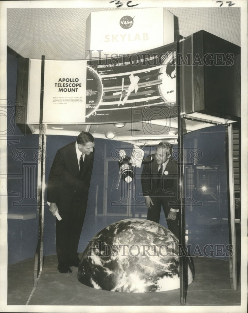 1970 Press Photo Michael J. Molony and Mayor Moon Landrieu at NASA exhibit