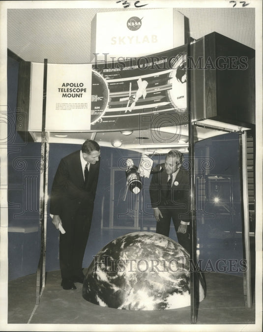 1970 Press Photo Michael J. Molony and Mayor Moon Landrieu at NASA exhibit