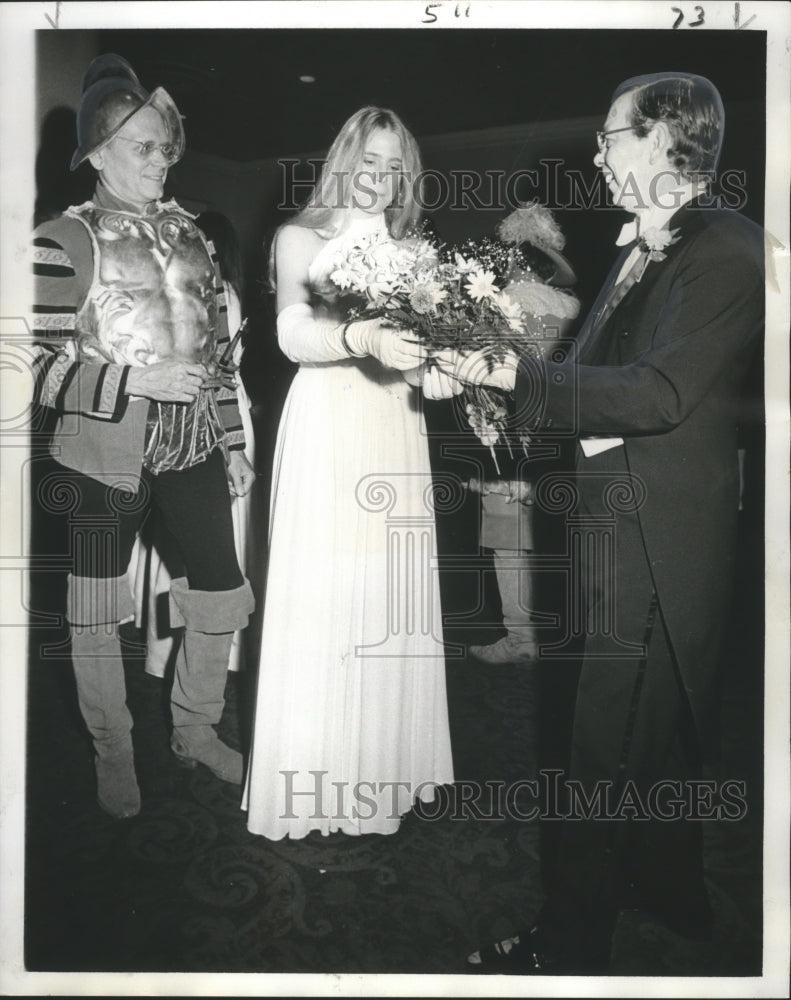 1973 Press Photo Flowers presented to Francoise Billion Richardson at Pendennis