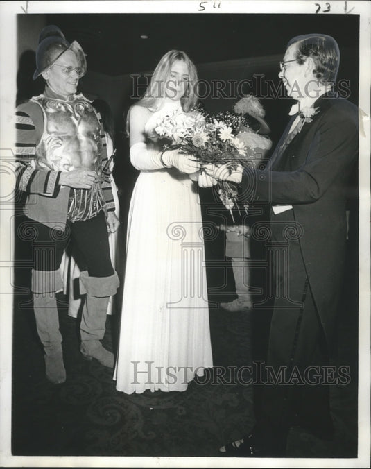 1973 Press Photo Flowers presented to Francoise Billion Richardson at Pendennis