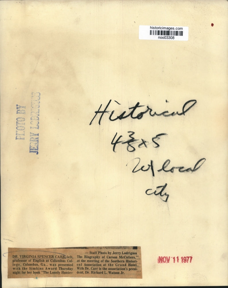 1977 Press Photo Dr. Virginia Spencer Carr chats with Dr. Richard Watson Jr.