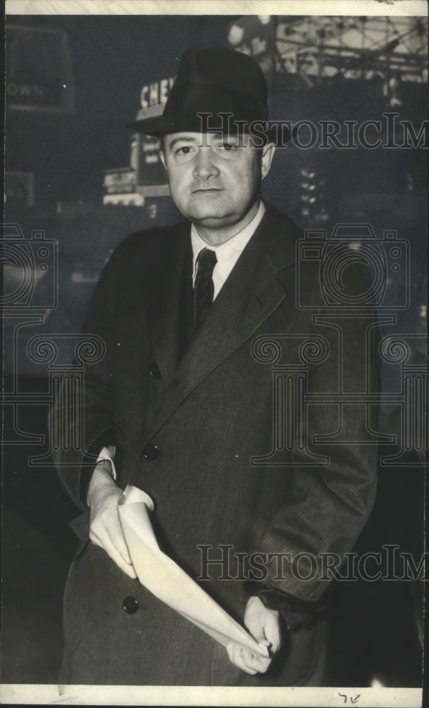 1942 Press Photo Author Carl Carmer Arriving at Southern Station - noo03376