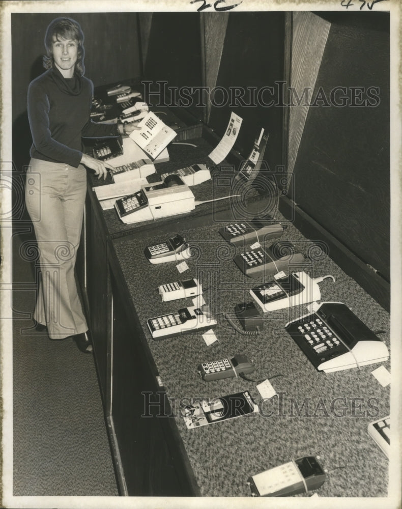 Load image into Gallery viewer, 1973 Press Photo Mrs. Linda Bower, saleswoman at Calculator &amp; Computer Center
