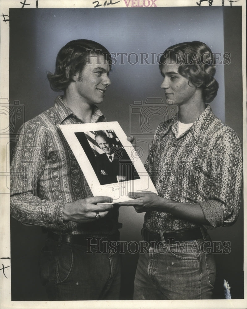 1975 Press Photo Students Stan Cadow &amp; Jim Ingram with Photo of President Ford- Historic Images