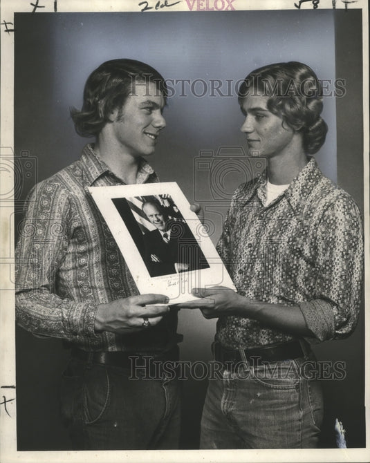 1975 Press Photo Students Stan Cadow & Jim Ingram with Photo of President Ford- Historic Images