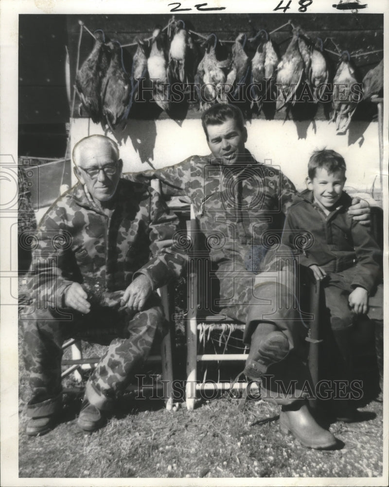 1970 Press Photo Duck Hunters Skinny Cadis, Son Carl & Grandson Chris