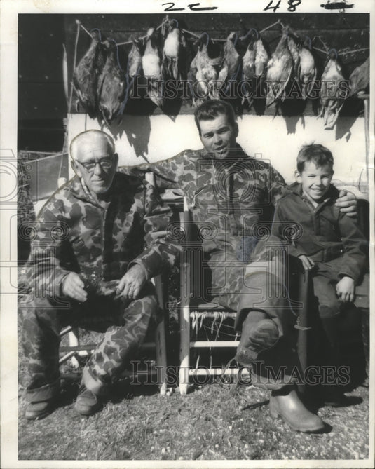 1970 Press Photo Duck Hunters Skinny Cadis, Son Carl & Grandson Chris