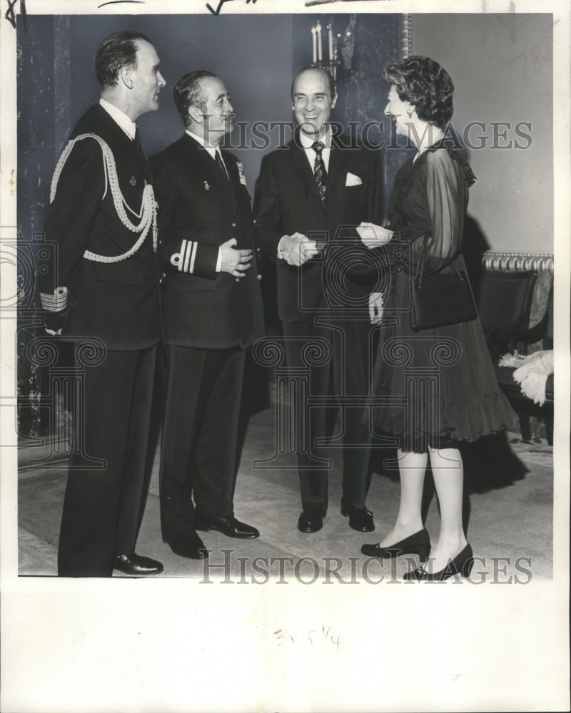 1974 Press Photo Socialites - Mrs. Harold Stream Greeted by Spanish Consul- Historic Images