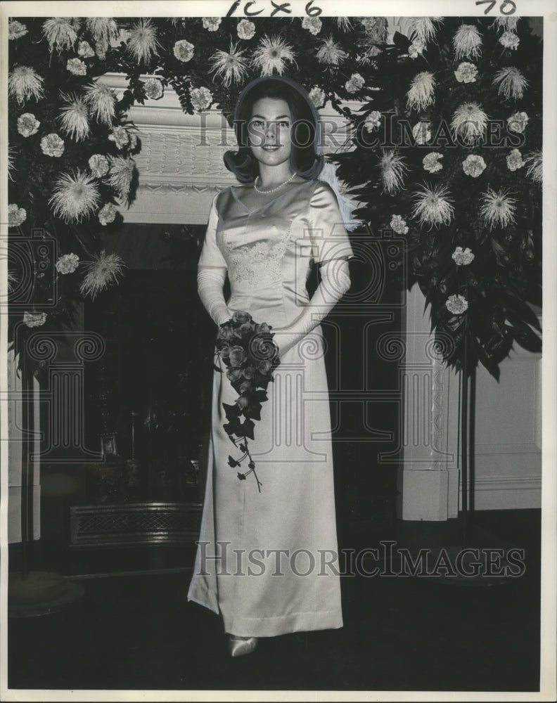 Load image into Gallery viewer, 1967 Press Photo Miss Elizabeth Therese Breland presented as debutante
