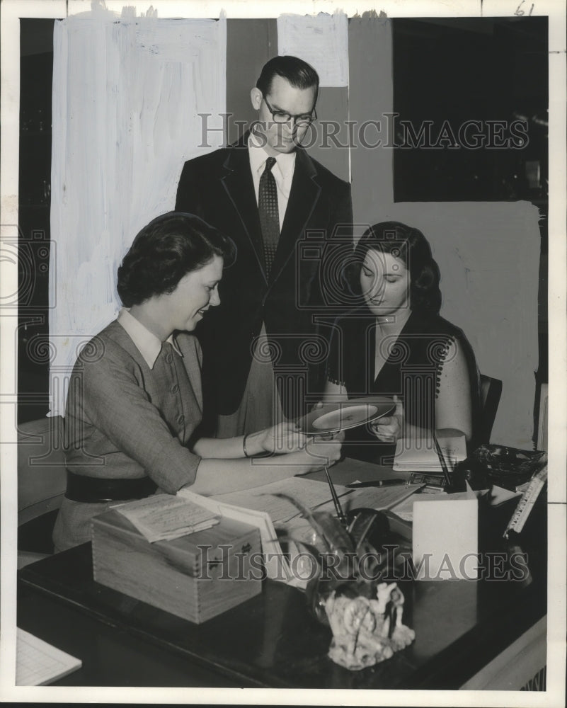 1953 Press Photo Mr. and Mrs. Joseph Budde receiving gift of china- Historic Images