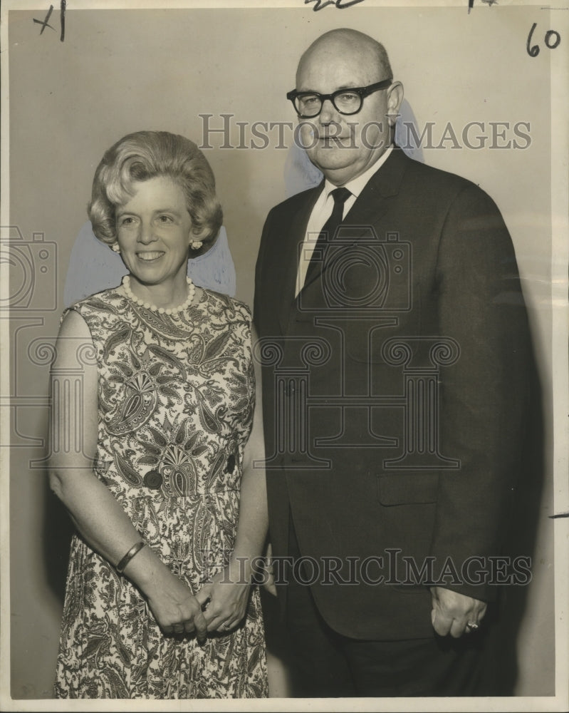 Load image into Gallery viewer, 1966 Press Photo Dean William P. Buege and Mrs. Richard Oster at University
