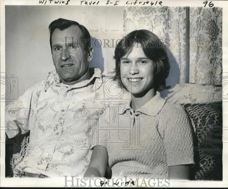 Load image into Gallery viewer, 1977 Press Photo Former Georgia peanut farmer James Earl Carter &amp; daughter Amy
