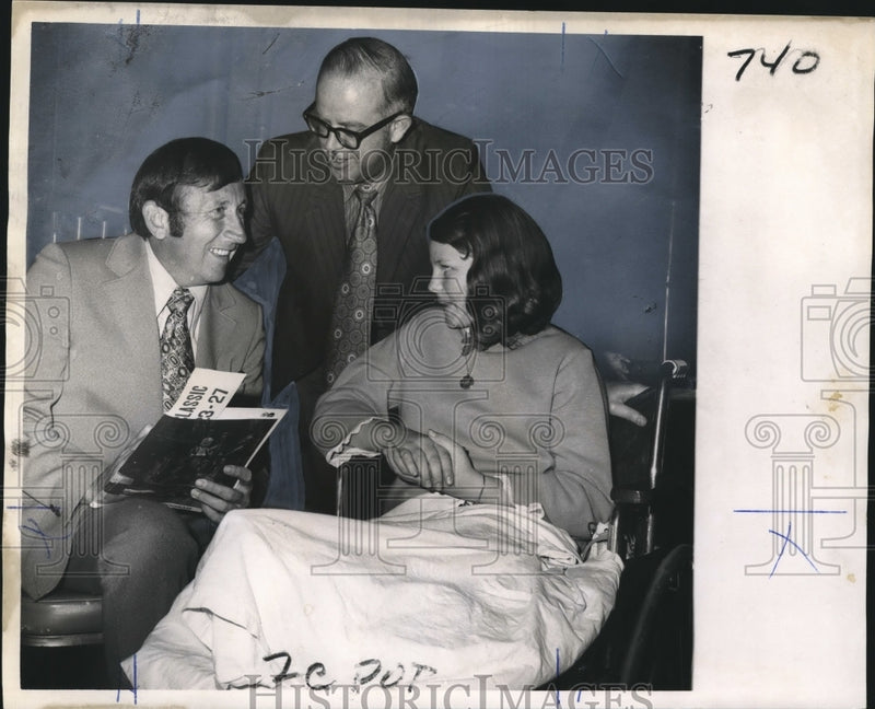 Load image into Gallery viewer, 1971 Press Photo Bowler Don Carter with Bud Fischer, Sue Calecas at Conference
