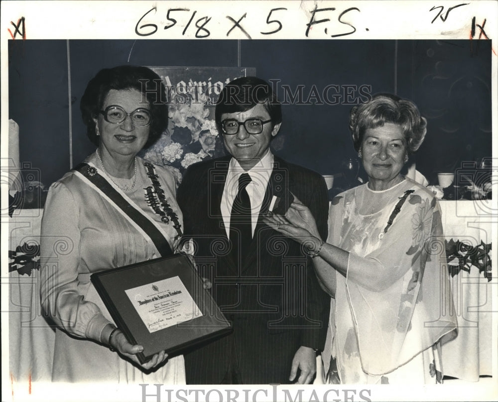 1978 Press Photo State Rep. Lane Carson receives the DAR Medal of Honor- Historic Images