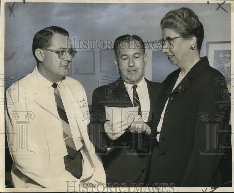 Load image into Gallery viewer, 1965 Press Photo Tulane University School of Speech &amp; Hearing receives a check
