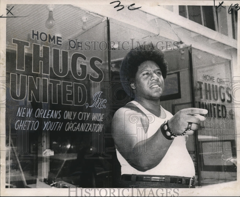 1970 Press Photo Thugs United director Warren Carmouche stands out front - Historic Images