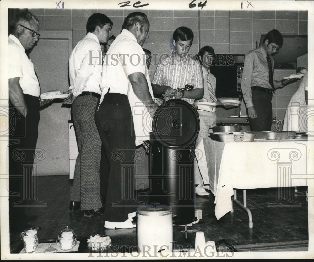 1972 Press Photo A feast thrown for the employees of Louisiana Light &amp; Power Co.- Historic Images