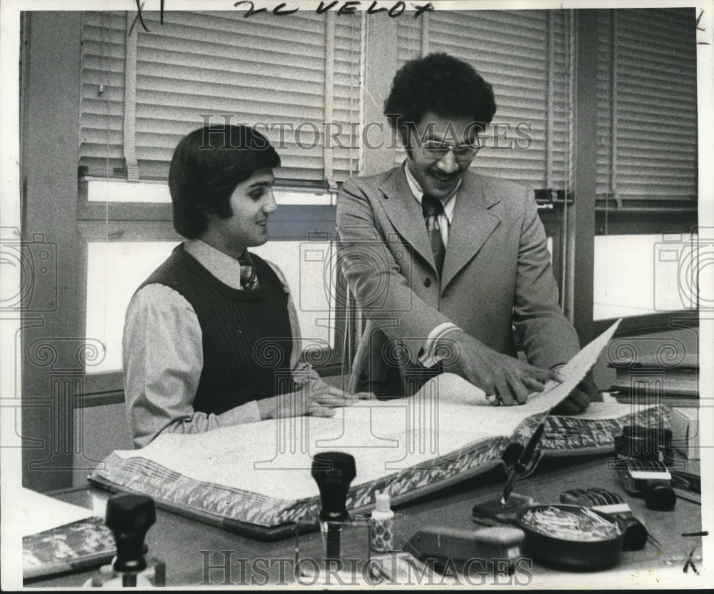 1975 Press Photo Leon Cannizzaro &amp; Kenneth Carter, political science interns- Historic Images