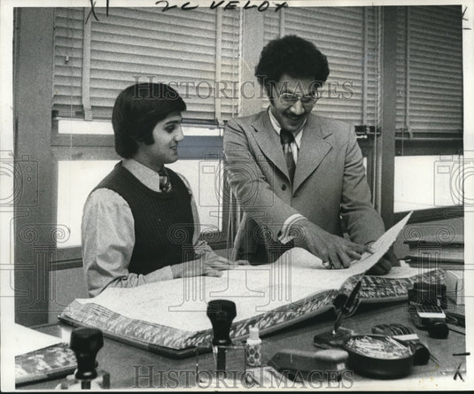 1975 Press Photo Leon Cannizzaro & Kenneth Carter, political science interns- Historic Images