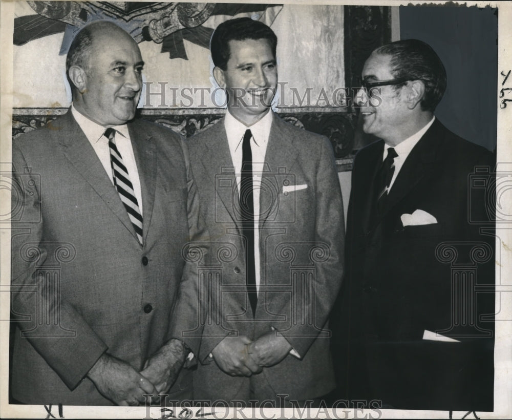 1969 Press Photo A visit to executive office of International Trade Mart- Historic Images